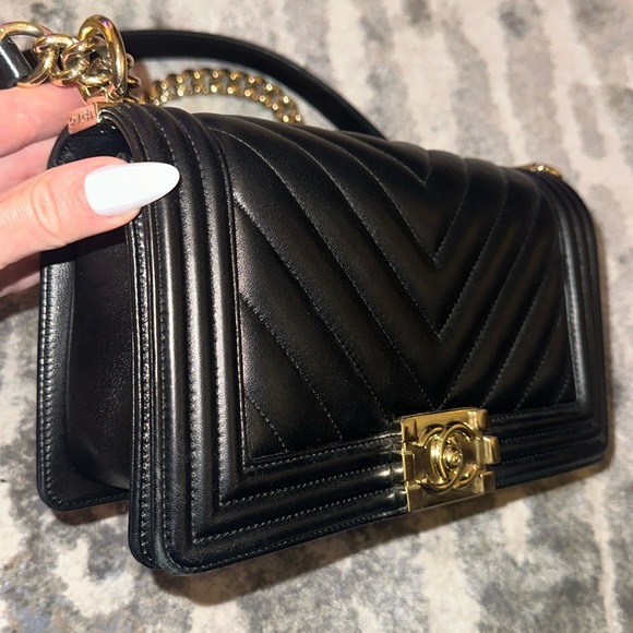 Chanel Chevron Quilted Lambskin Medium Boy Flap Bag - Picture 10 of 12